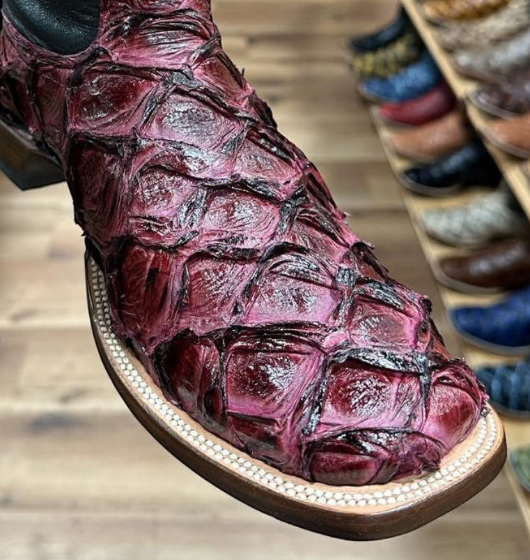 Burgundy big bass by Boltsbootsbrand