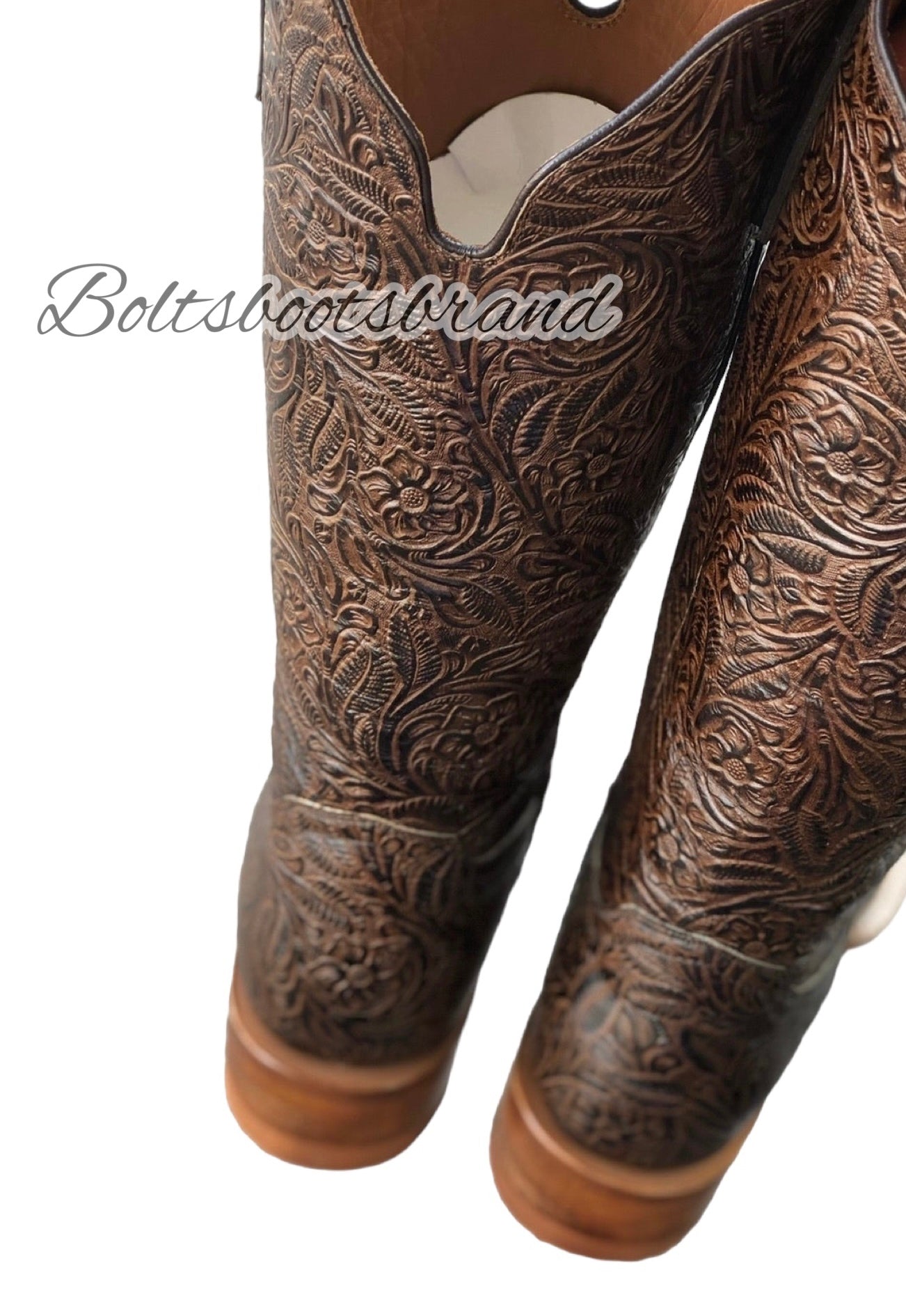 🧳Beautiful engraved leather boots